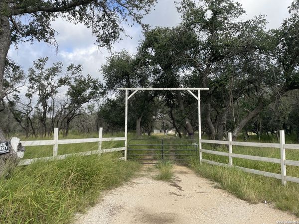 1742 County Road 777, Devine, TX 78016