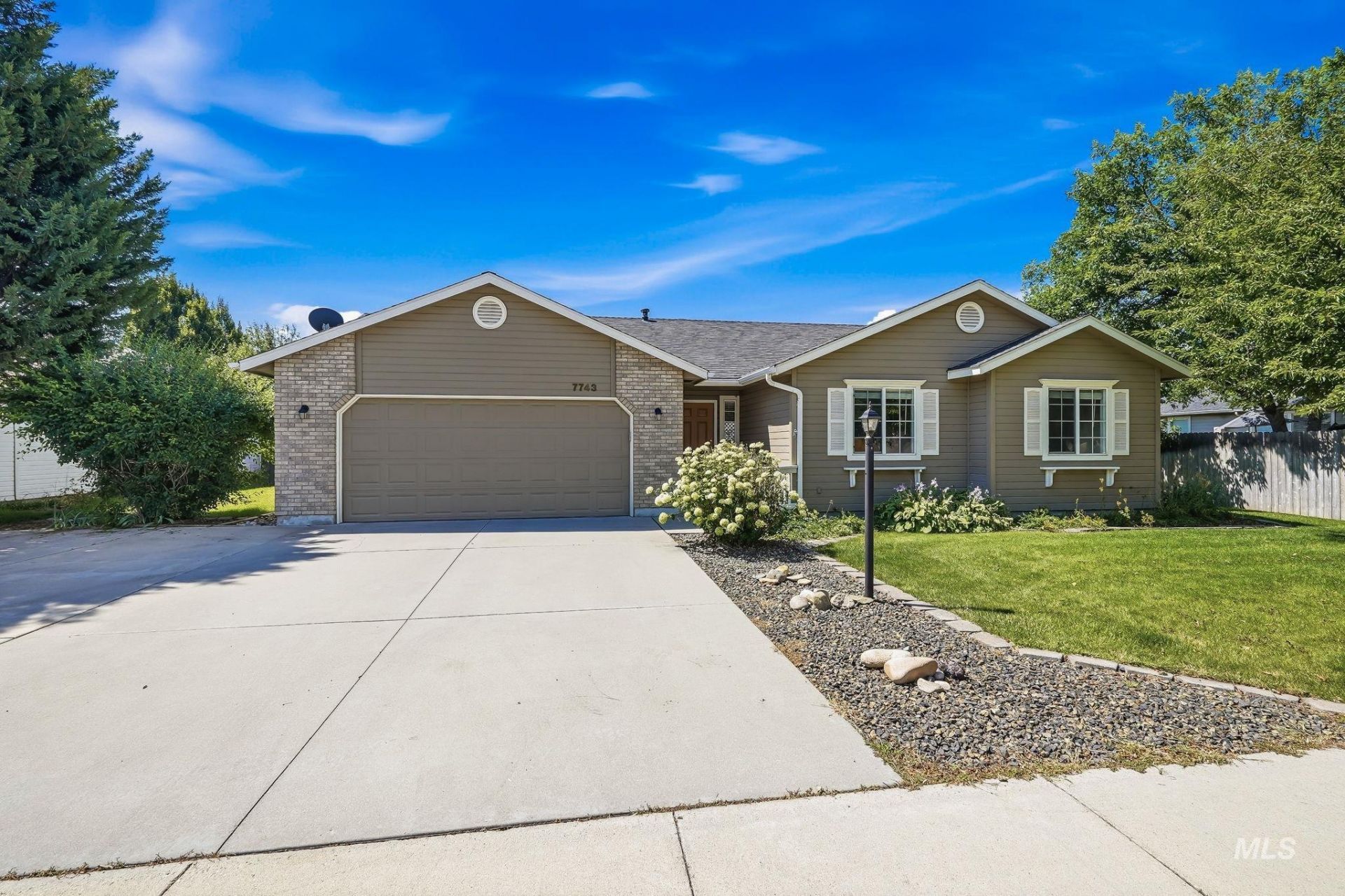 7743 W Devonwood Dr, Boise, ID 83714 Main Photo