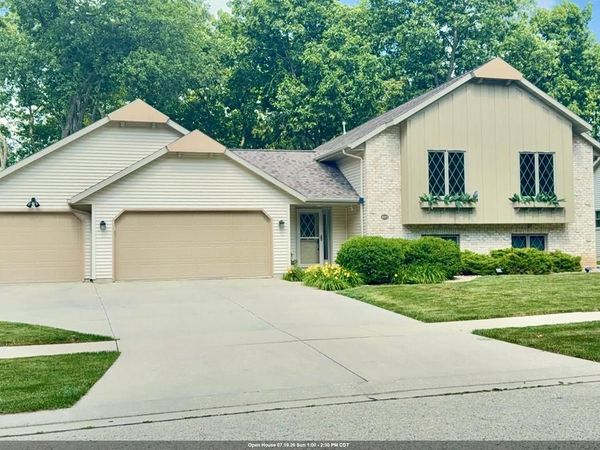 1071 WOODCREST DRIVE, Fond Du Lac, WI 54935
