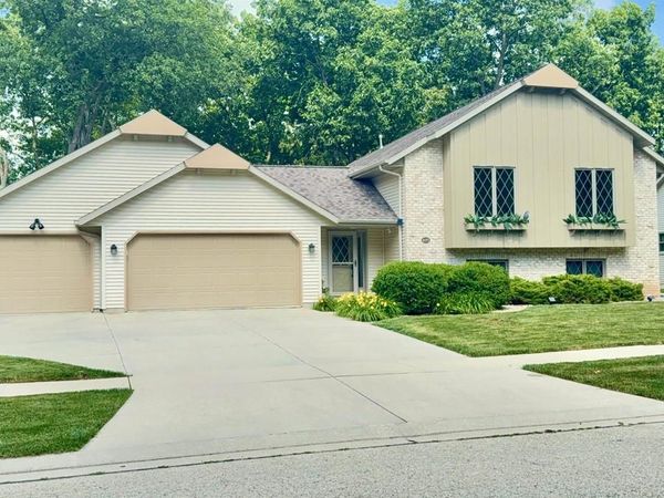 1071 WOODCREST DRIVE, Fond Du Lac, WI 54935