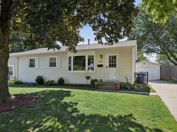 3702 Clover Hills Drive, Bettendorf, IA 52722