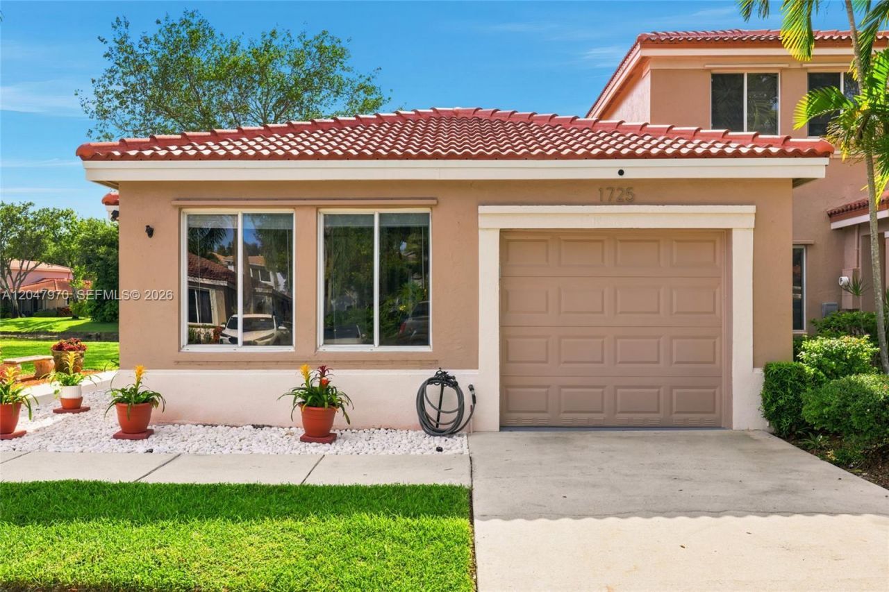 1725 SW 109th Ter, Davie, FL 33324 Photo