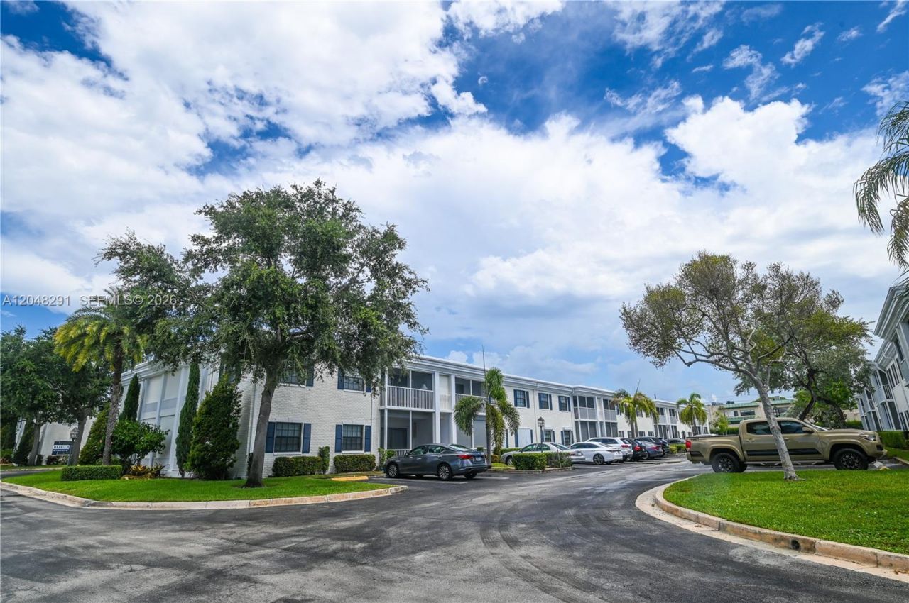 130 Cypress Club Dr, Unit 324, Pompano Beach, FL 33060 Photo
