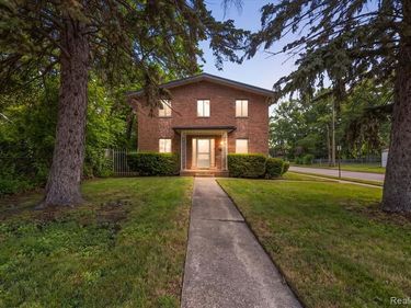 1631 E Elza Avenue, Hazel Park, MI 48030