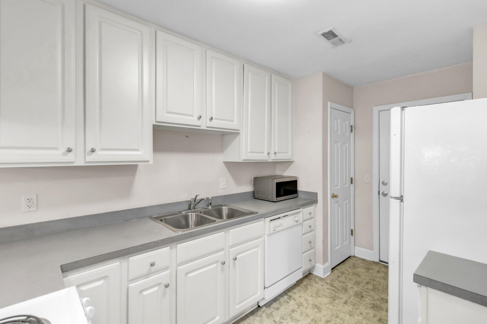 940 E Estates Photo 12