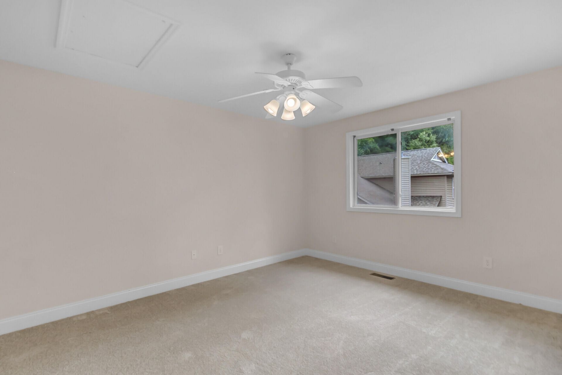 940 E Estates Photo 17