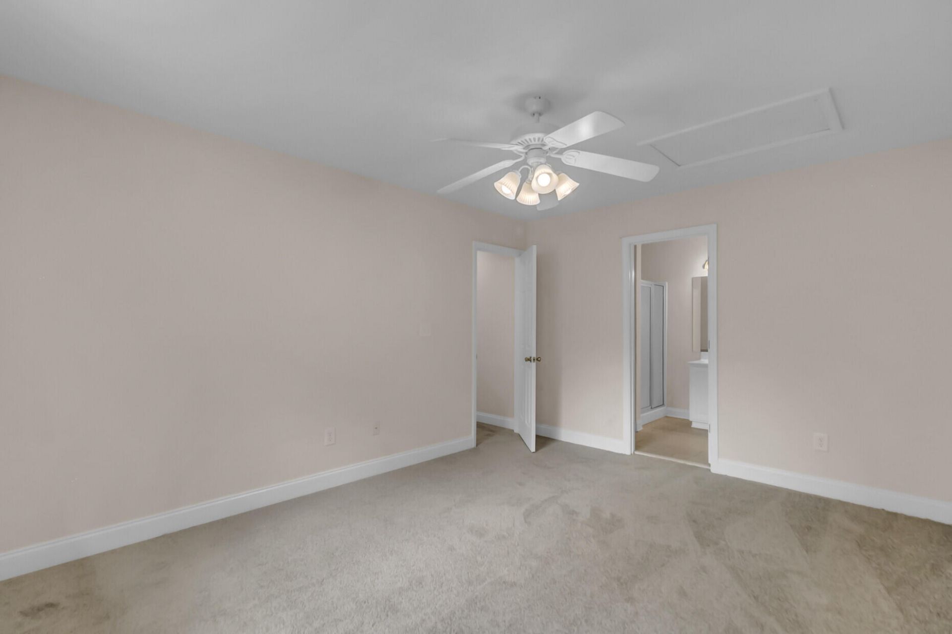 940 E Estates Photo 18