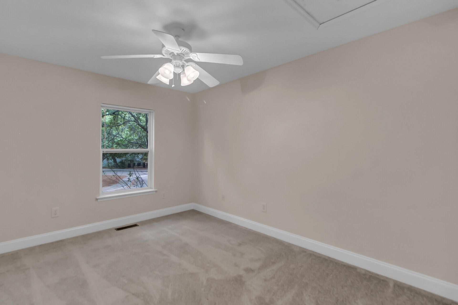 940 E Estates Photo 22