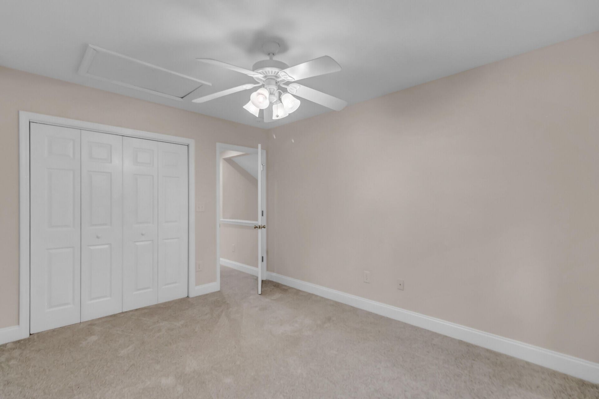 940 E Estates Photo 25