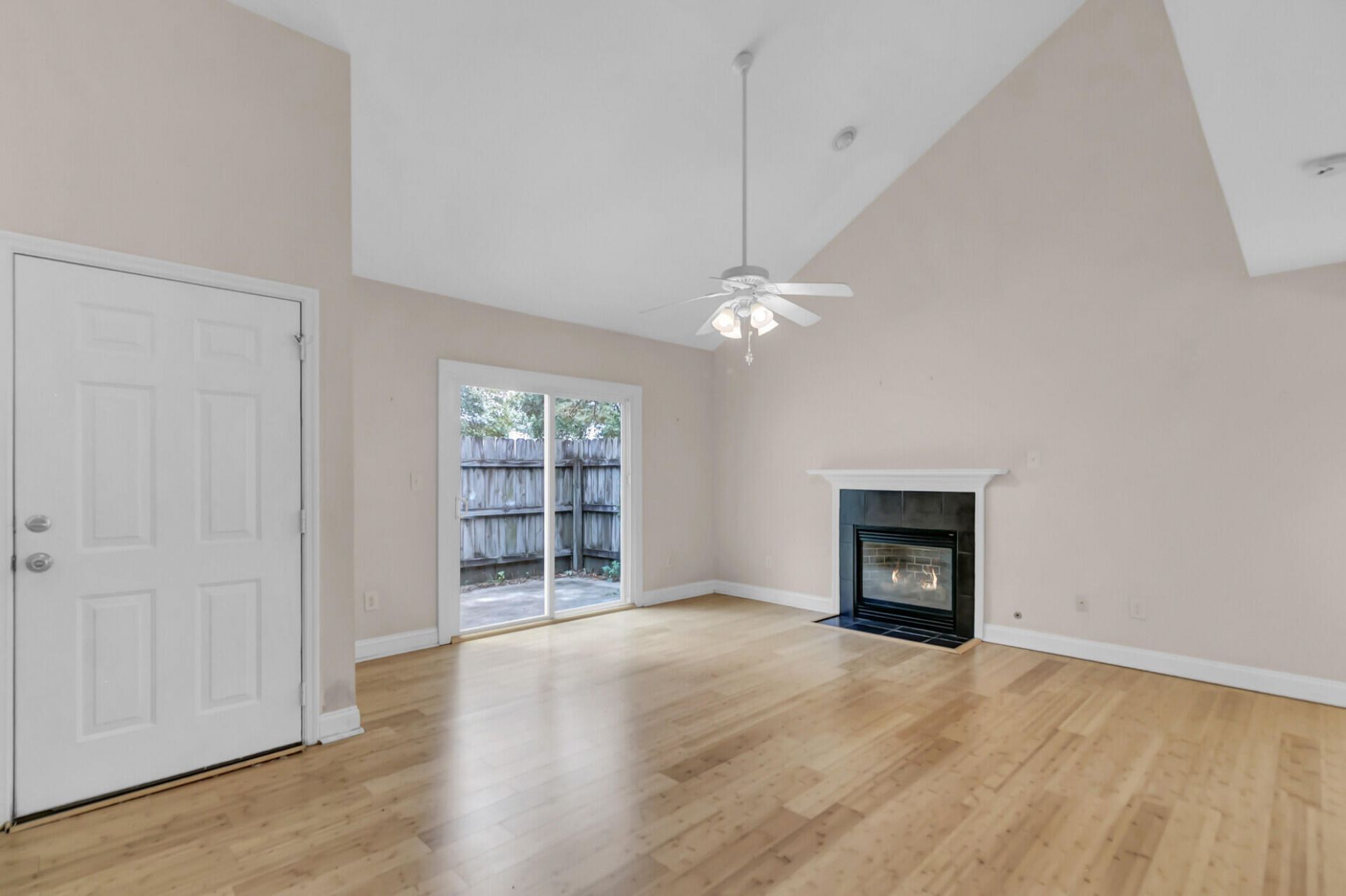 940 E Estates Photo 6