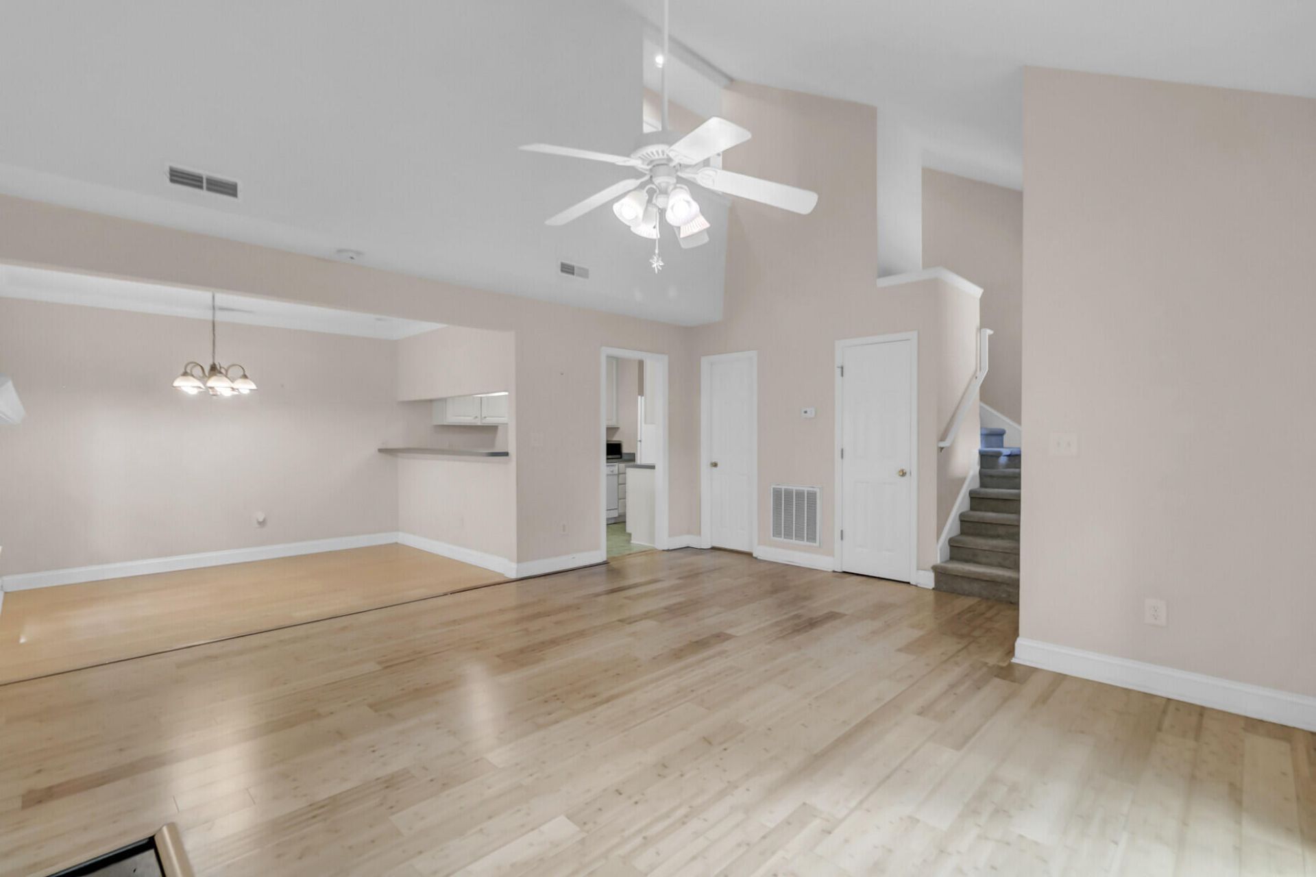 940 E Estates Photo 7