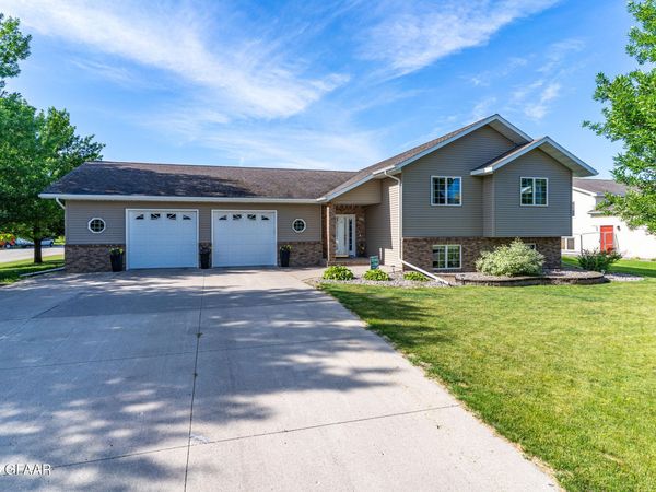 303 22ND Street NW, East Grand Forks, MN 56721