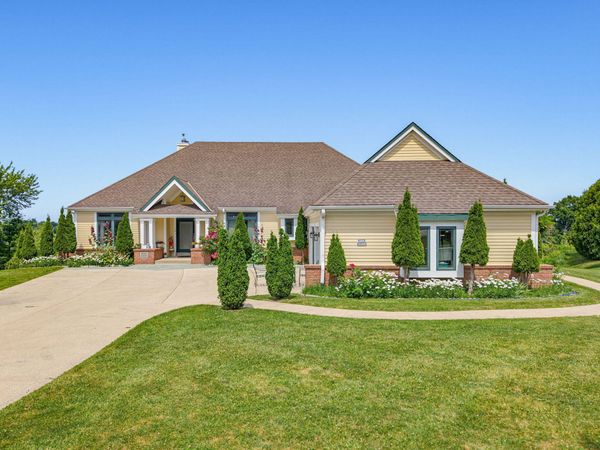 W225N3524 Wethersfield Rd, Pewaukee, WI 53072