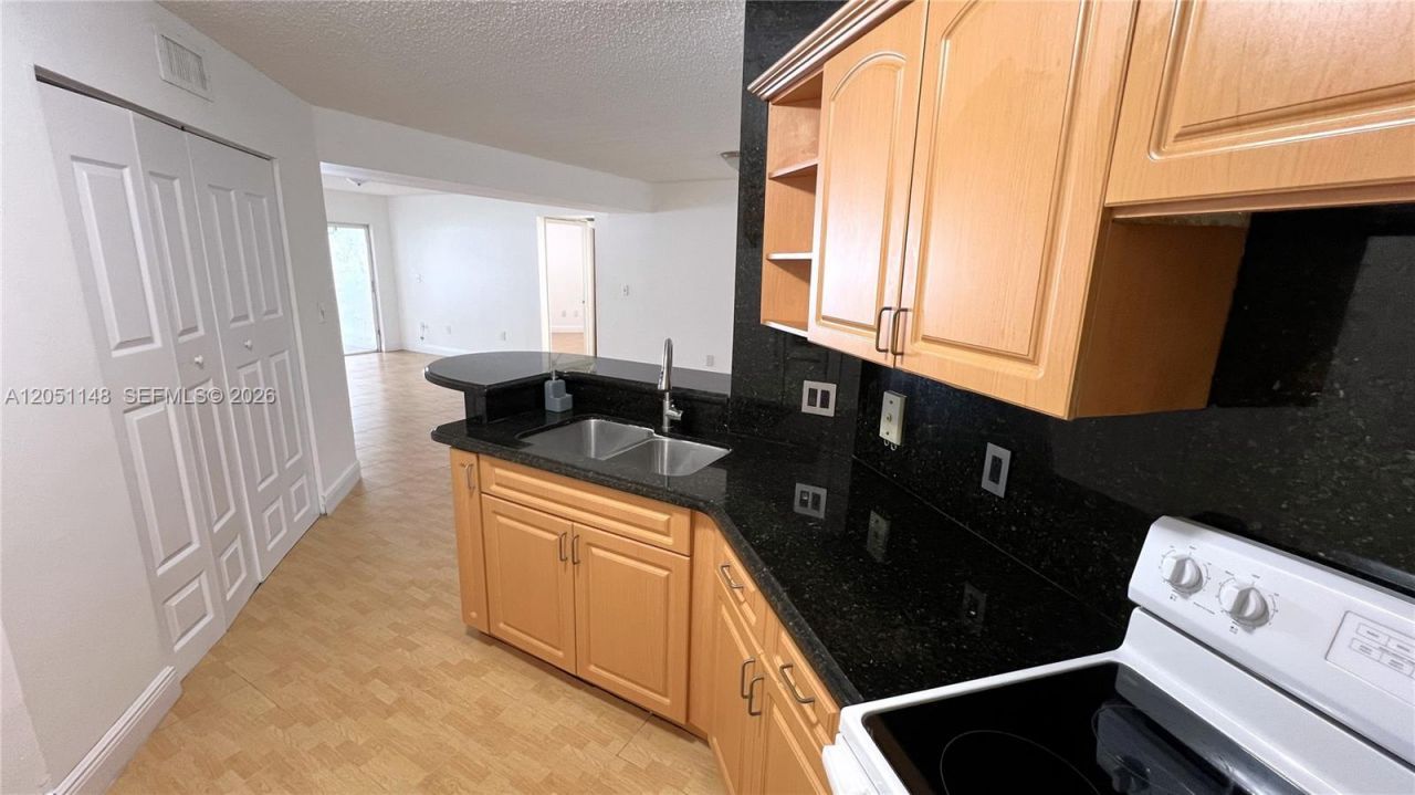 6272 NW 186th St , Unit 104, Hialeah, FL 33015 Photo