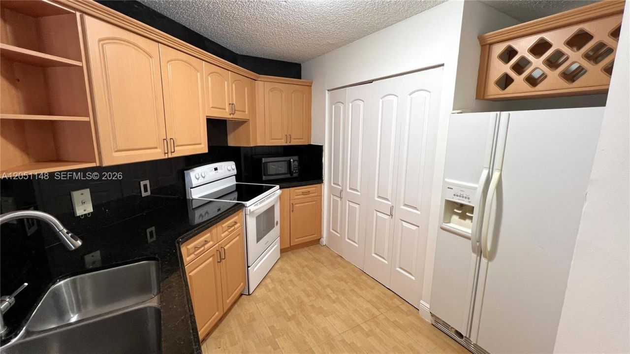 6272 NW 186th St , Unit 104, Hialeah, FL 33015 Photo