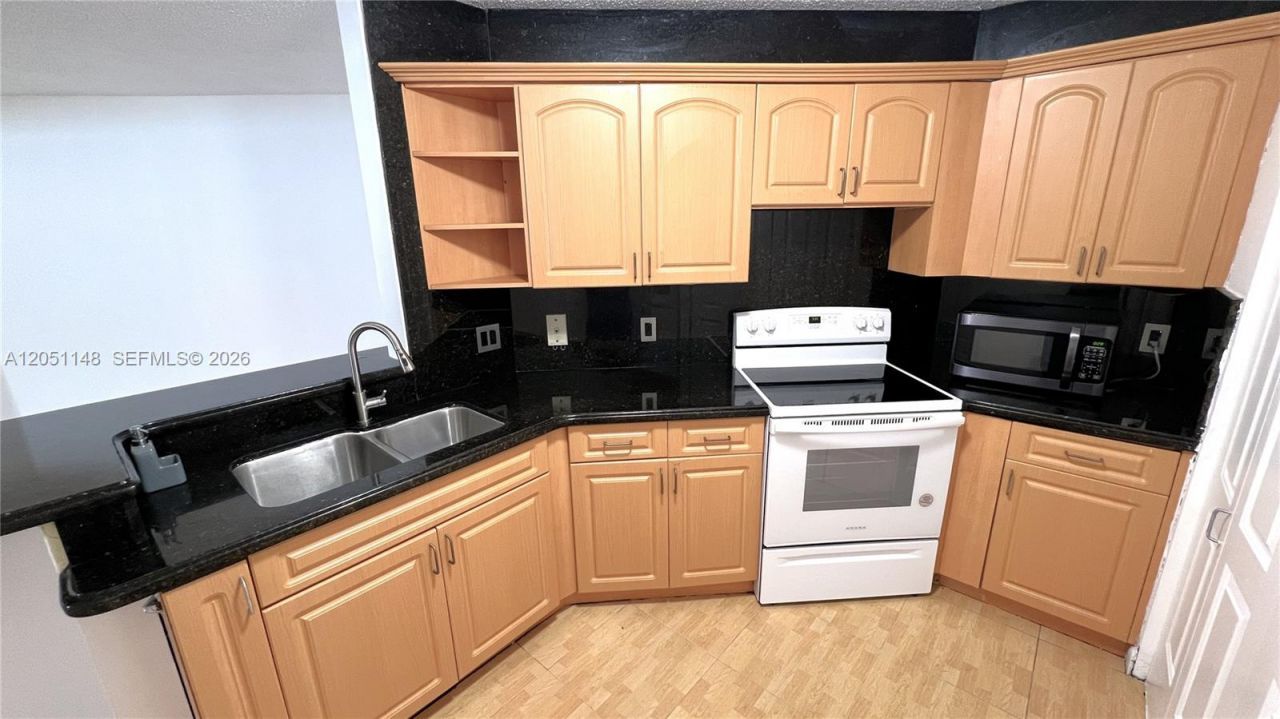 6272 NW 186th St , Unit 104, Hialeah, FL 33015 Photo