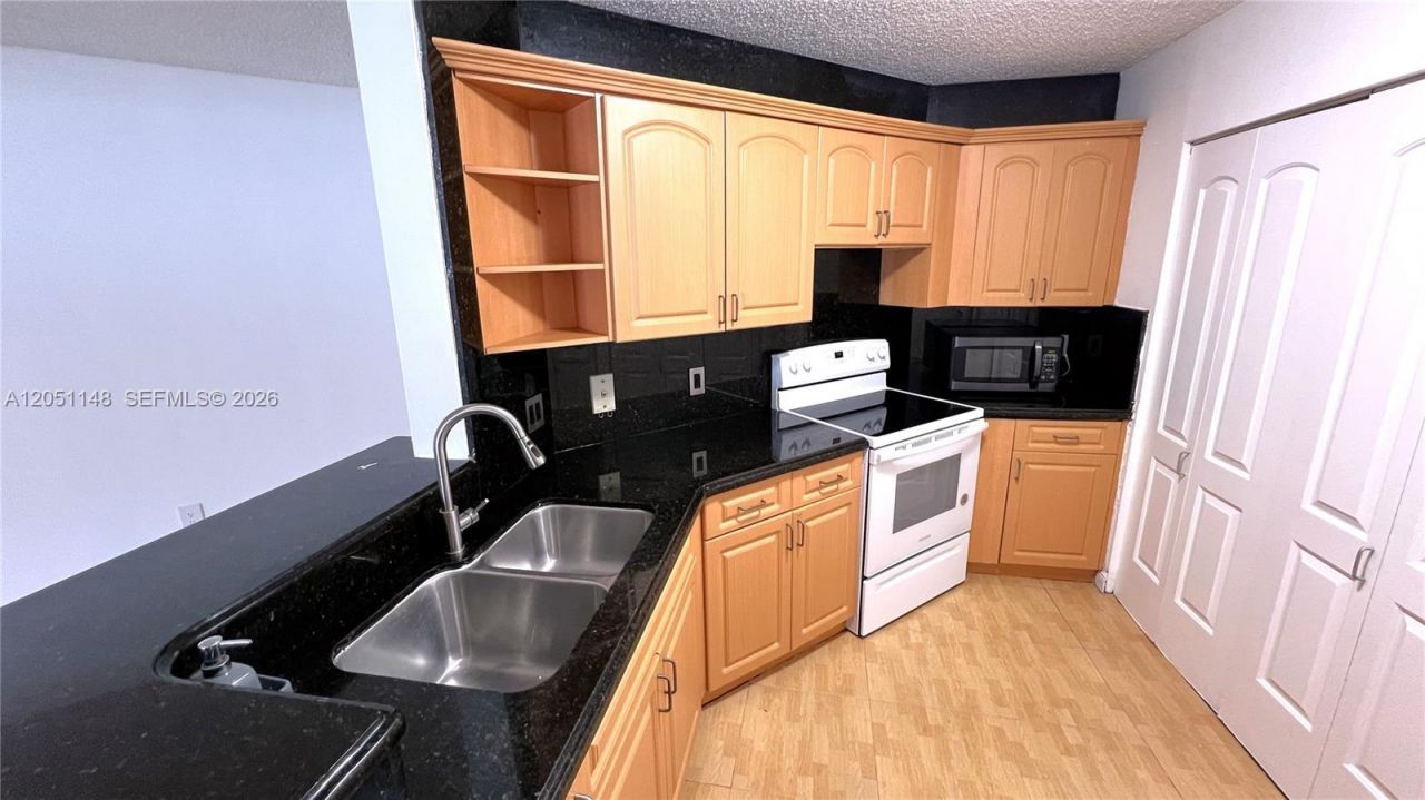 6272 NW 186th St , Unit 104, Hialeah, FL 33015 Photo