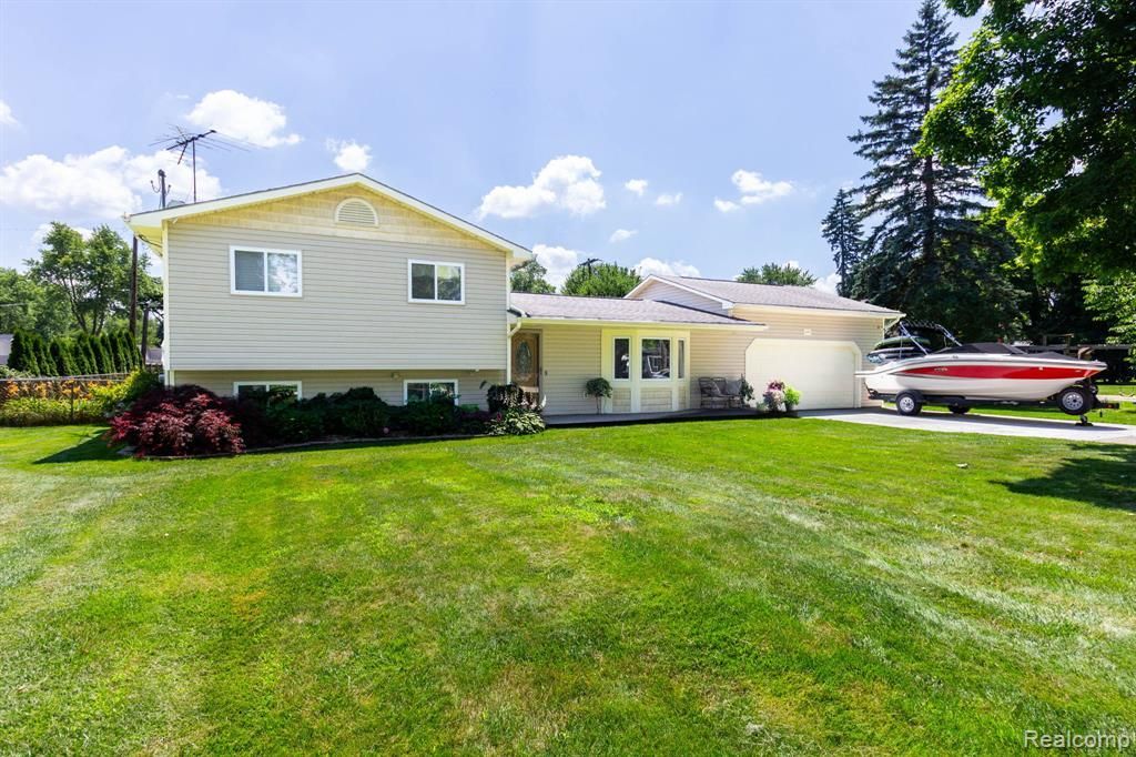 6345 Lanman Drive, Waterford Township, MI 48329 Main Photo
