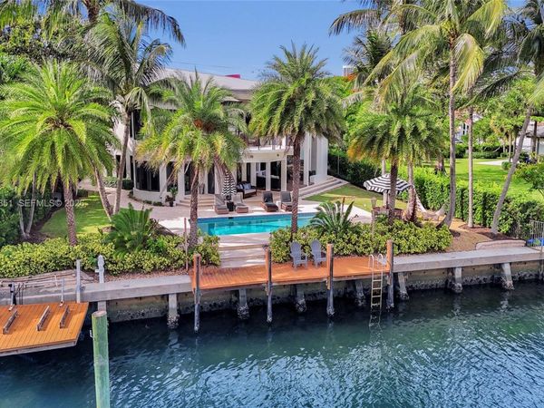 113 Holiday Dr , Hallandale Beach, FL 33009