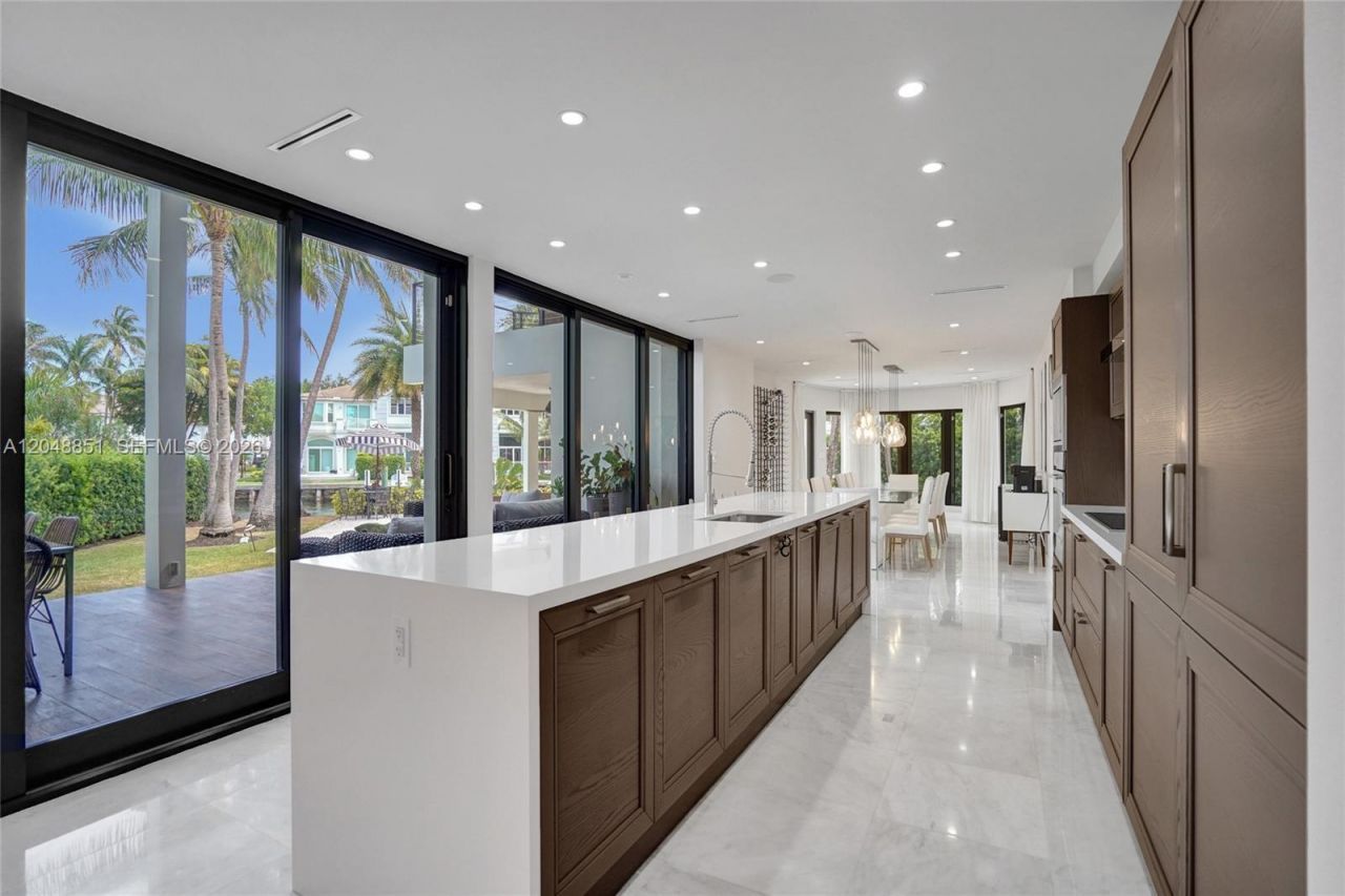 113 Holiday Dr, Hallandale Beach, FL 33009 Photo