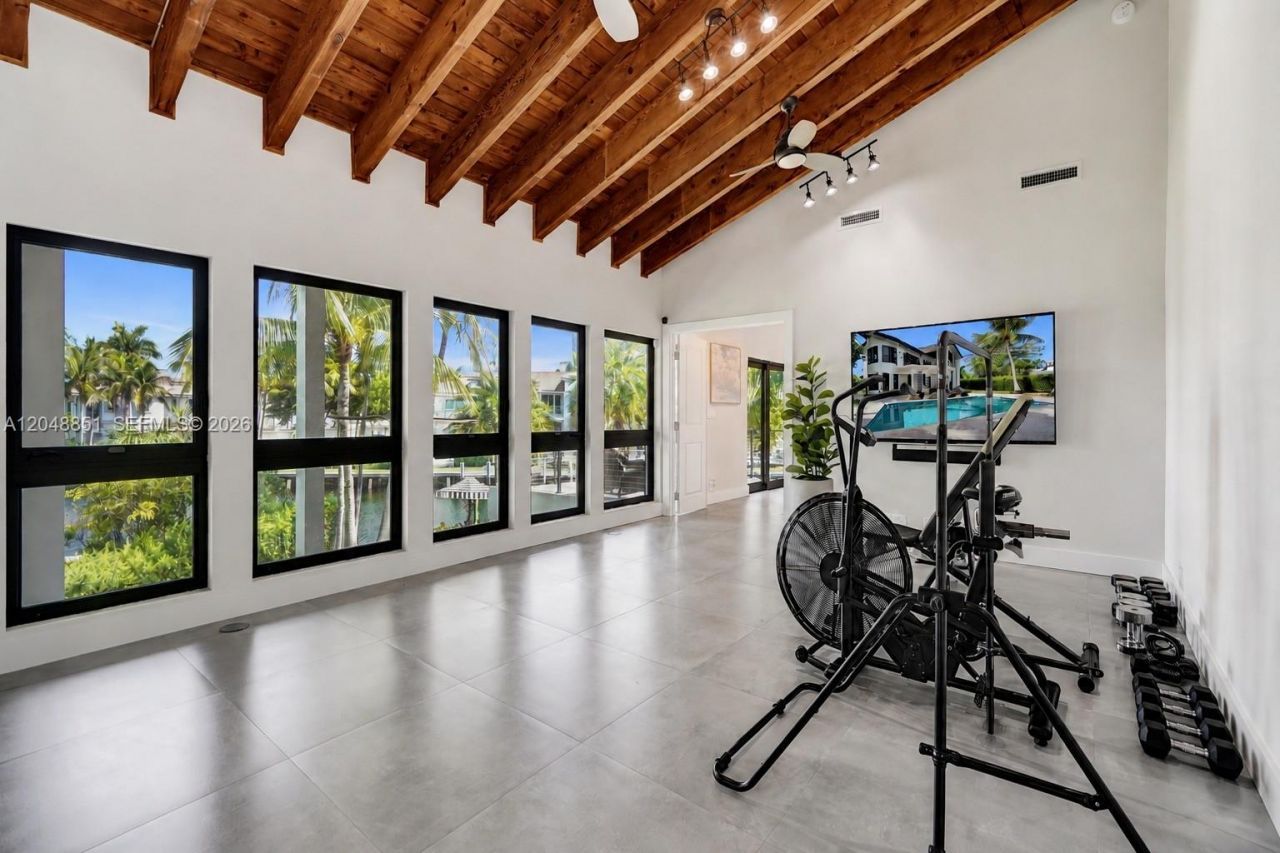113 Holiday Dr, Hallandale Beach, FL 33009 Photo