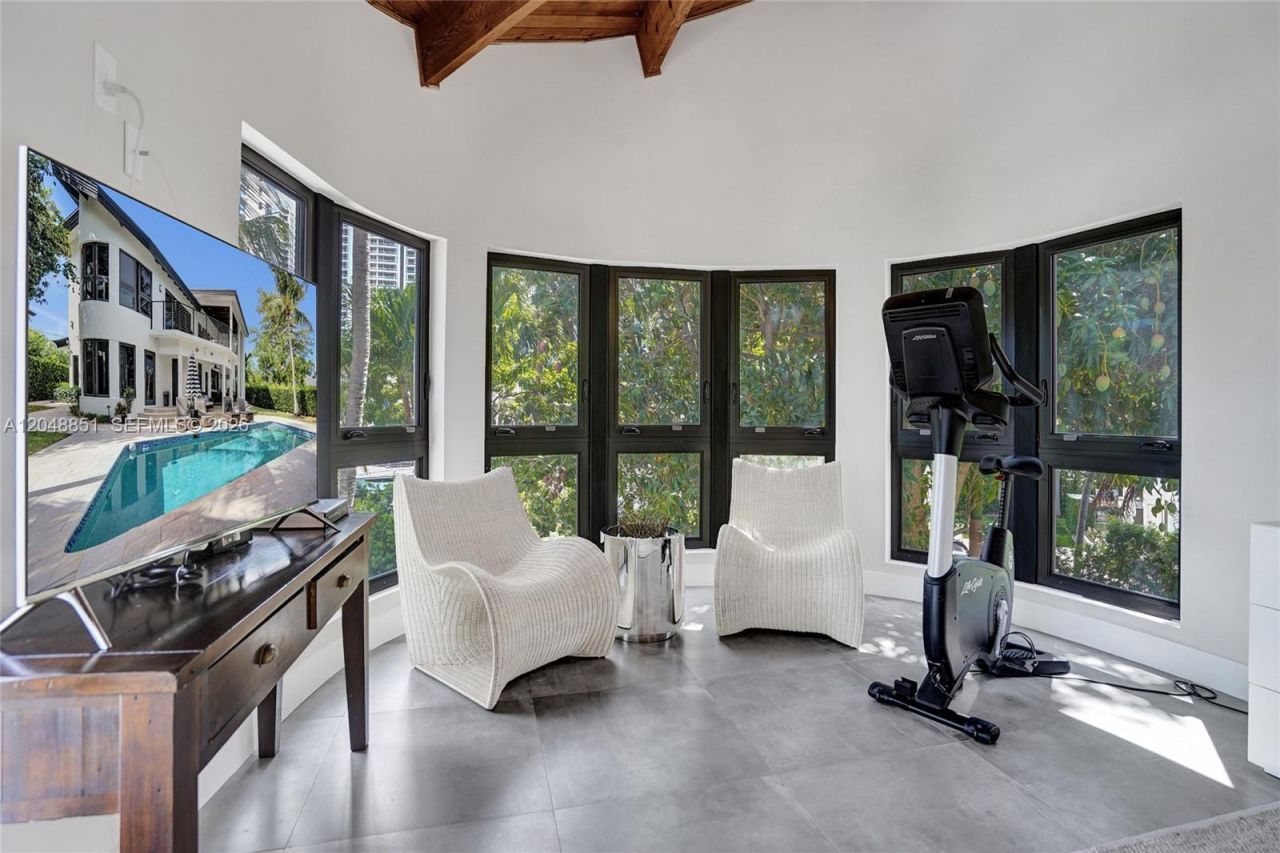 113 Holiday Dr, Hallandale Beach, FL 33009 Photo