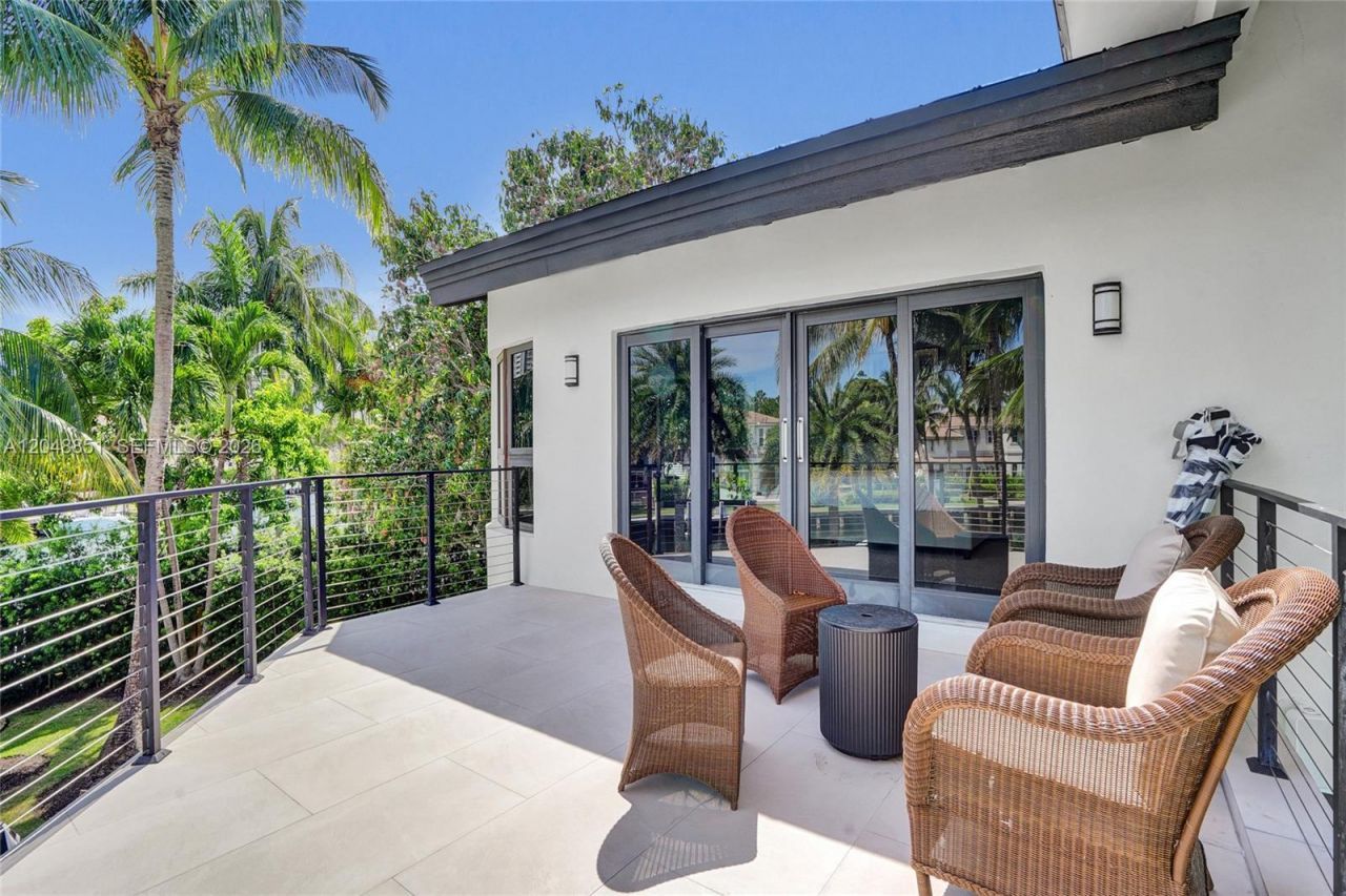 113 Holiday Dr, Hallandale Beach, FL 33009 Photo