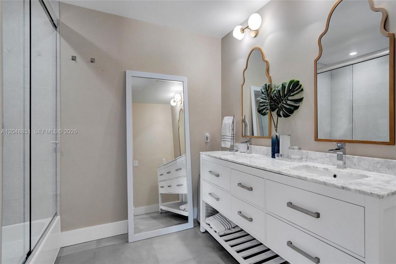 113 Holiday Dr, Hallandale Beach, FL 33009 Photo
