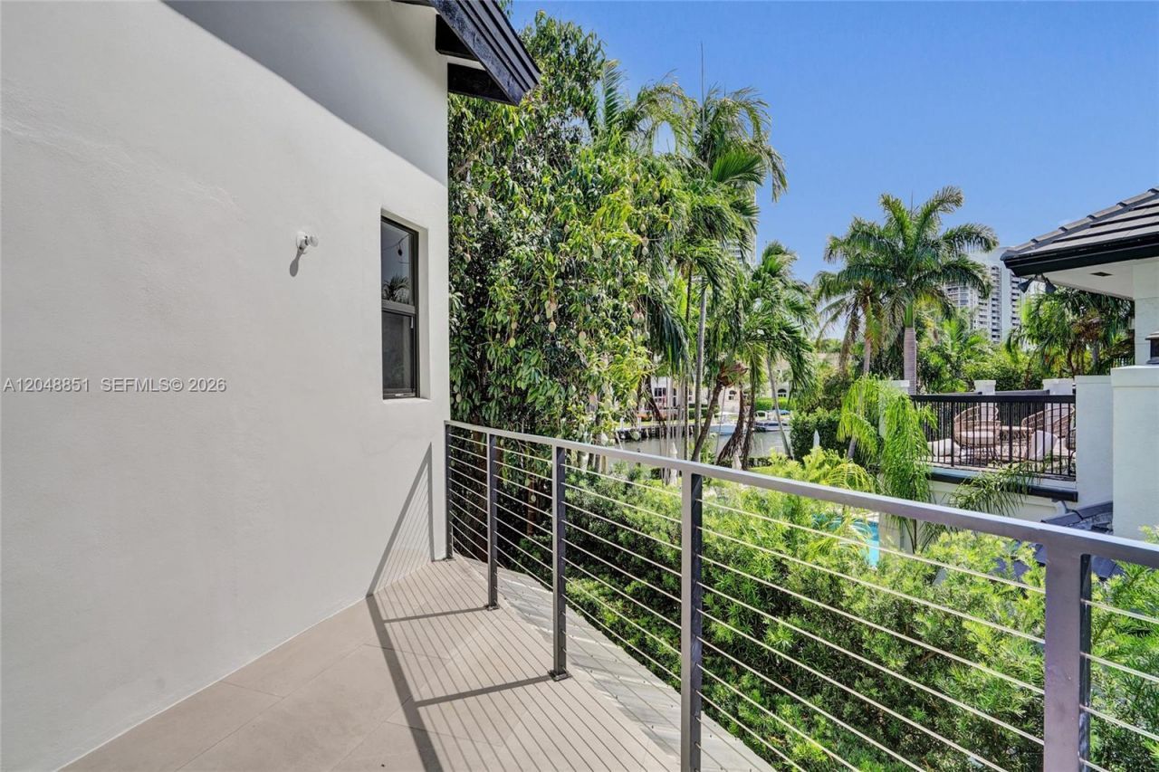 113 Holiday Dr, Hallandale Beach, FL 33009 Photo