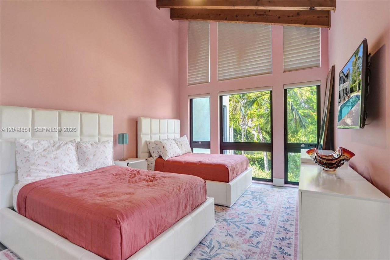 113 Holiday Dr, Hallandale Beach, FL 33009 Photo