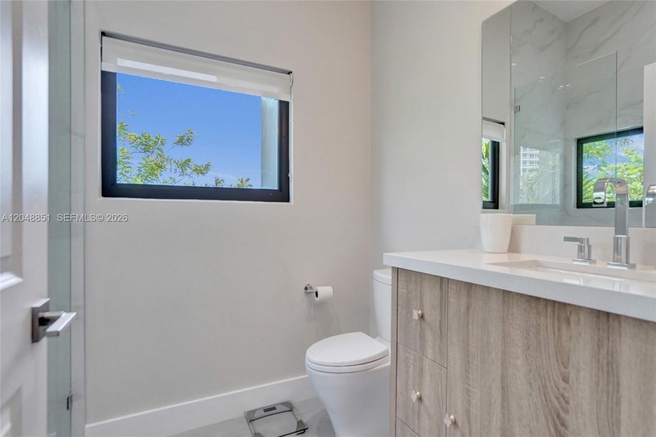 113 Holiday Dr, Hallandale Beach, FL 33009 Photo