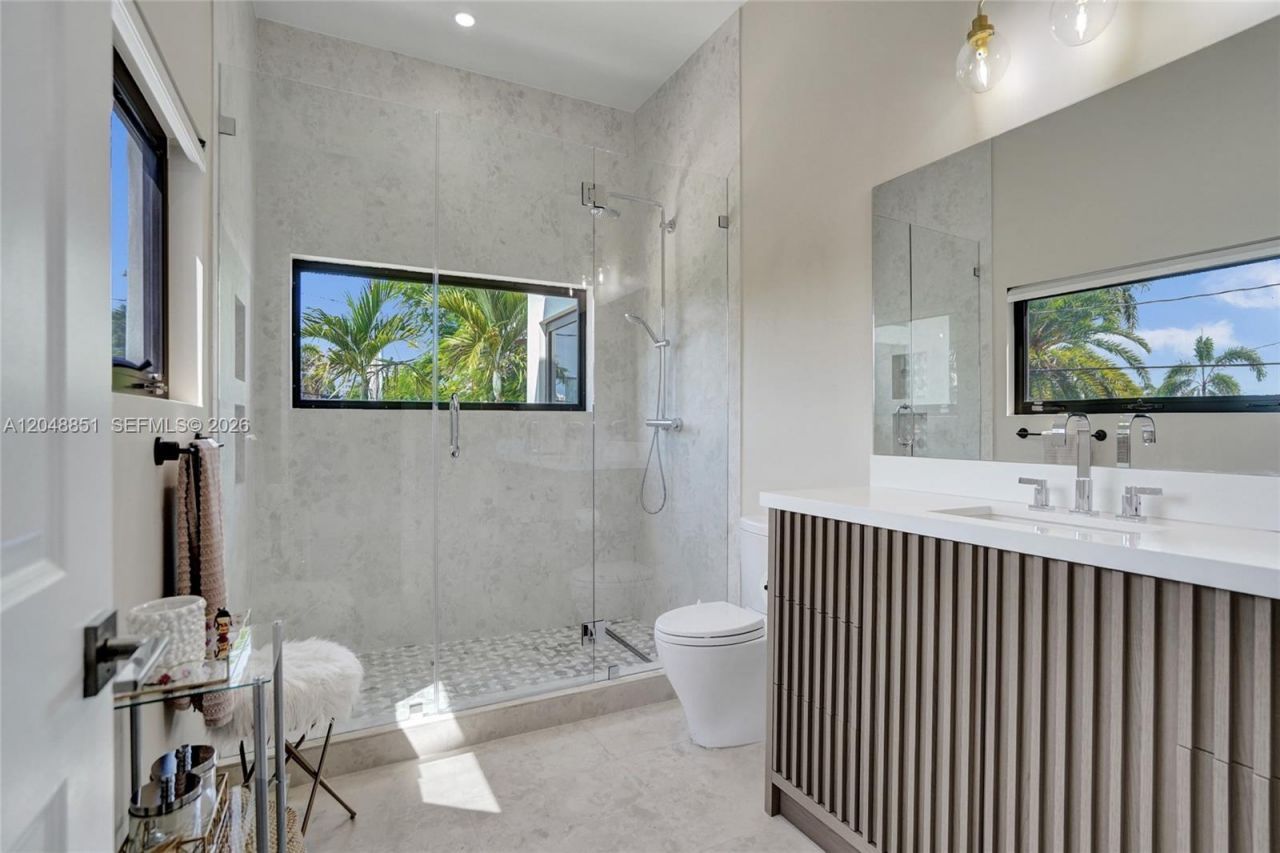 113 Holiday Dr, Hallandale Beach, FL 33009 Photo