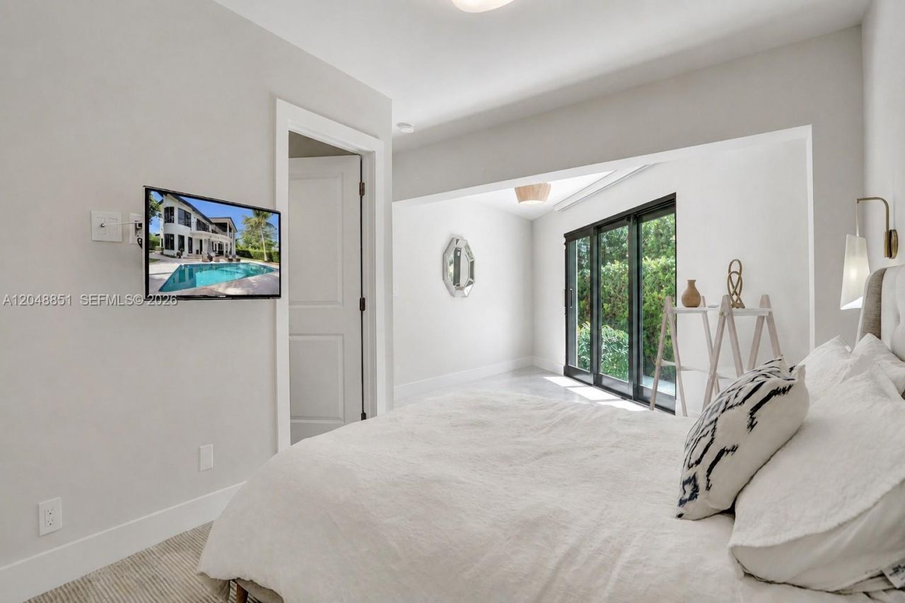 113 Holiday Dr, Hallandale Beach, FL 33009 Photo