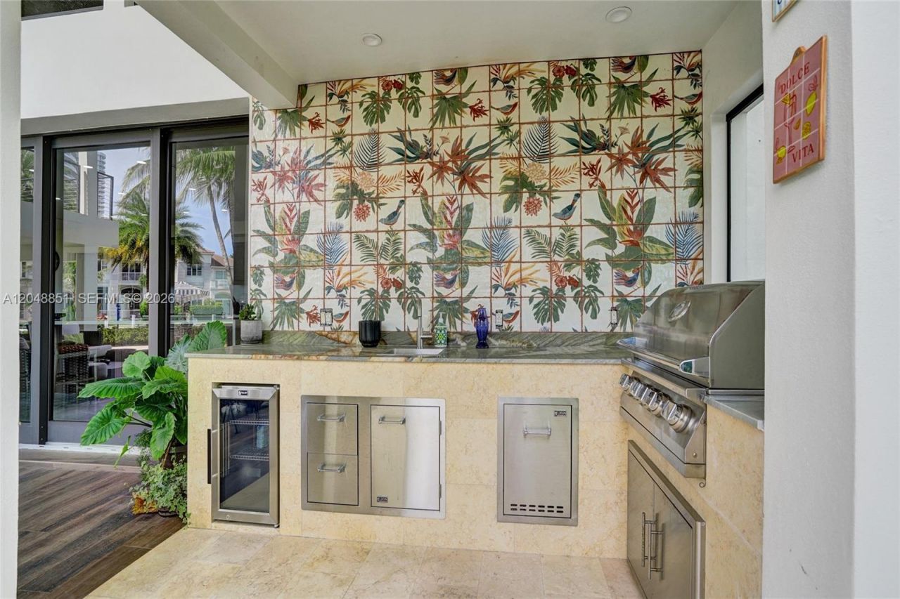 113 Holiday Dr, Hallandale Beach, FL 33009 Photo