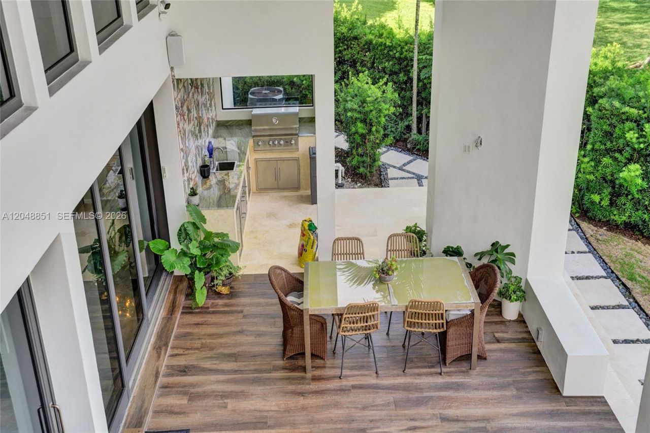 113 Holiday Dr, Hallandale Beach, FL 33009 Photo