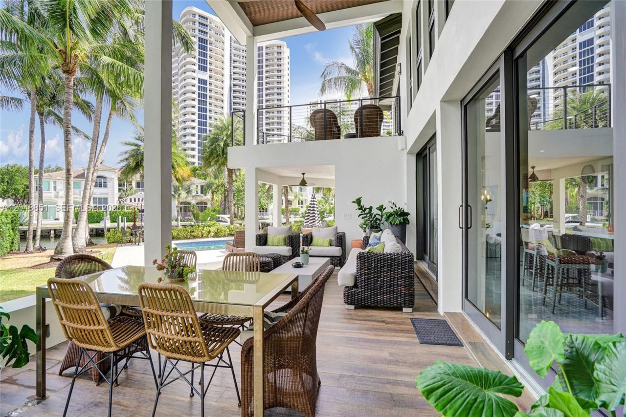 113 Holiday Dr, Hallandale Beach, FL 33009 Photo