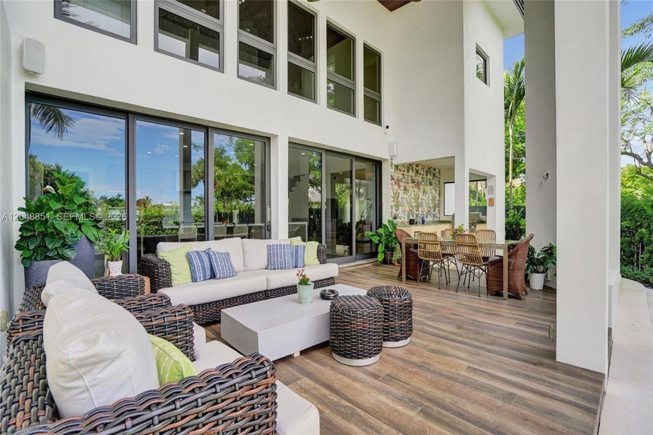 113 Holiday Dr, Hallandale Beach, FL 33009 Photo