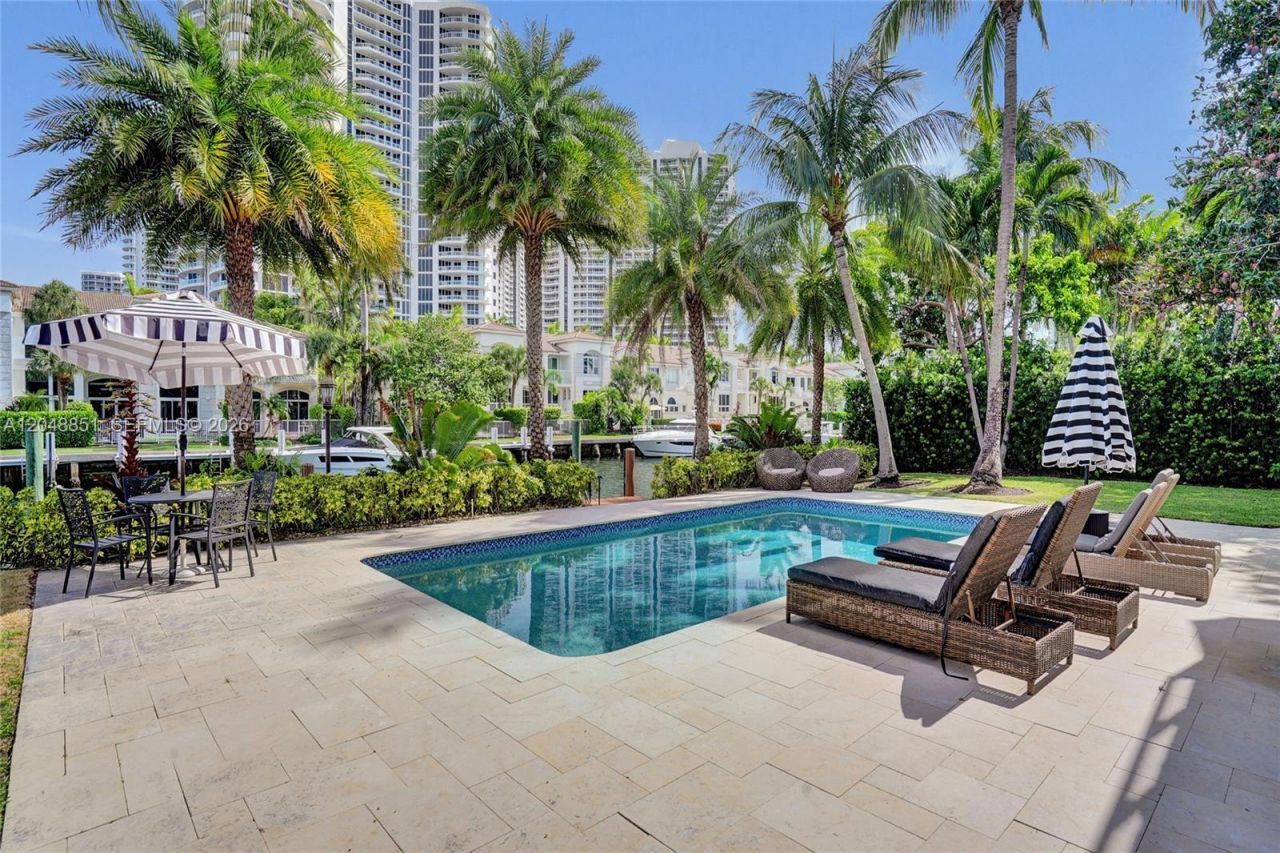 113 Holiday Dr, Hallandale Beach, FL 33009 Photo