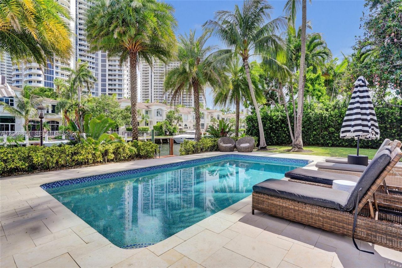 113 Holiday Dr, Hallandale Beach, FL 33009 Photo