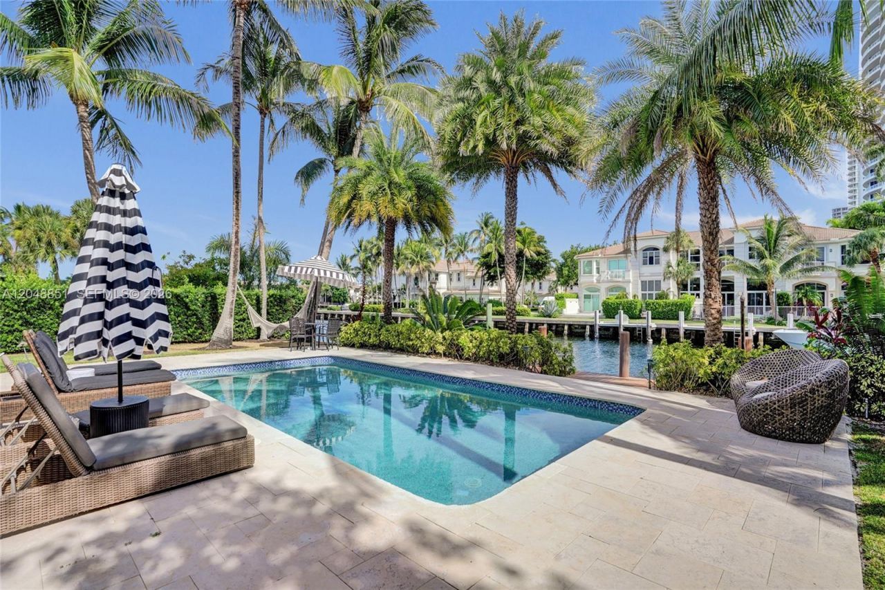 113 Holiday Dr, Hallandale Beach, FL 33009 Photo