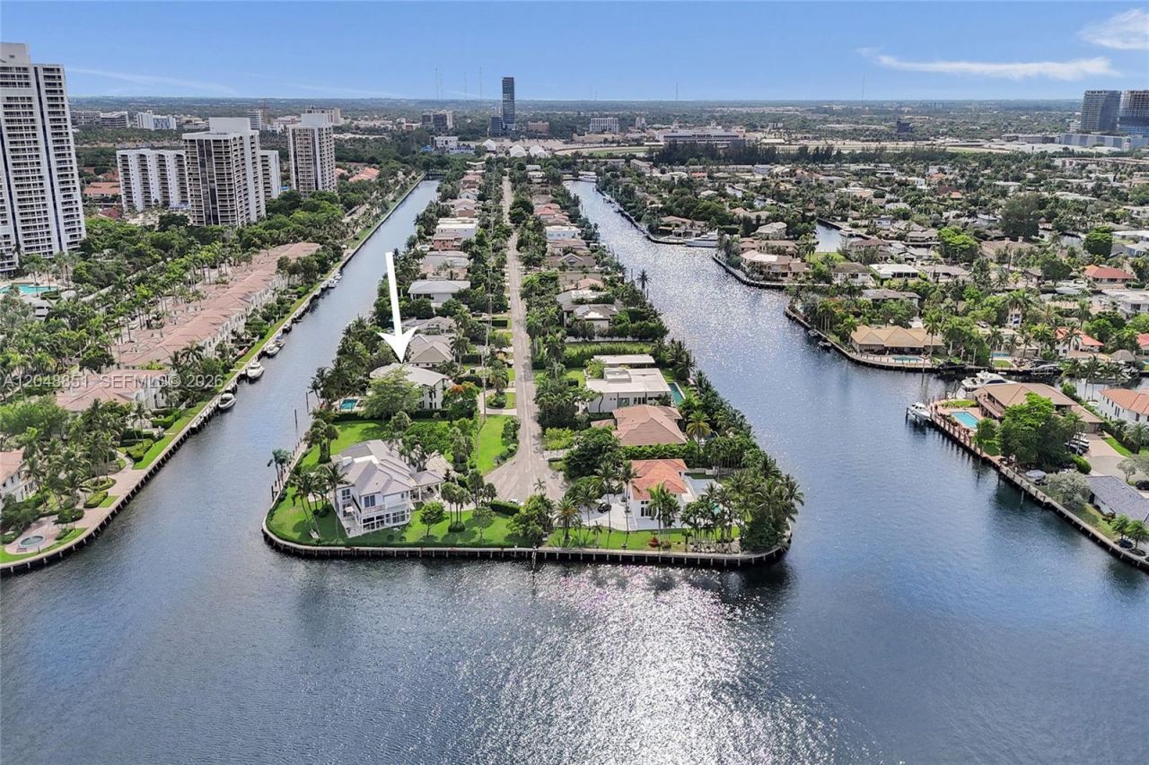 113 Holiday Dr, Hallandale Beach, FL 33009 Photo