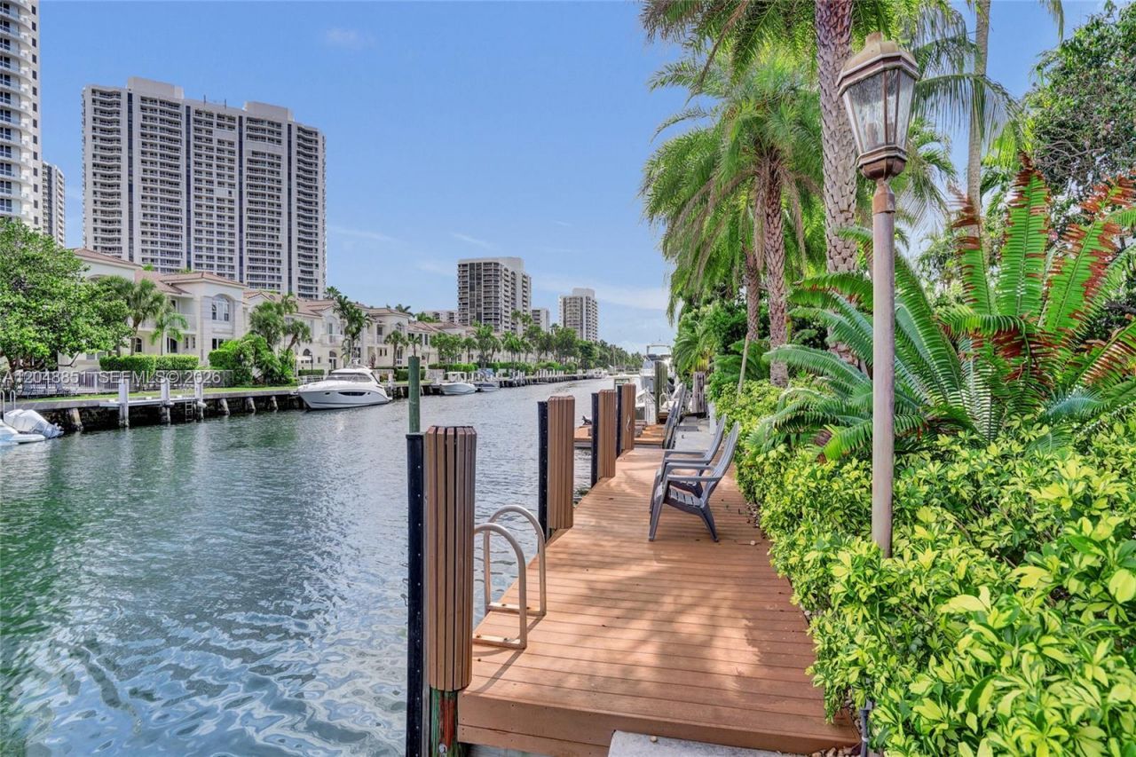 113 Holiday Dr, Hallandale Beach, FL 33009 Photo