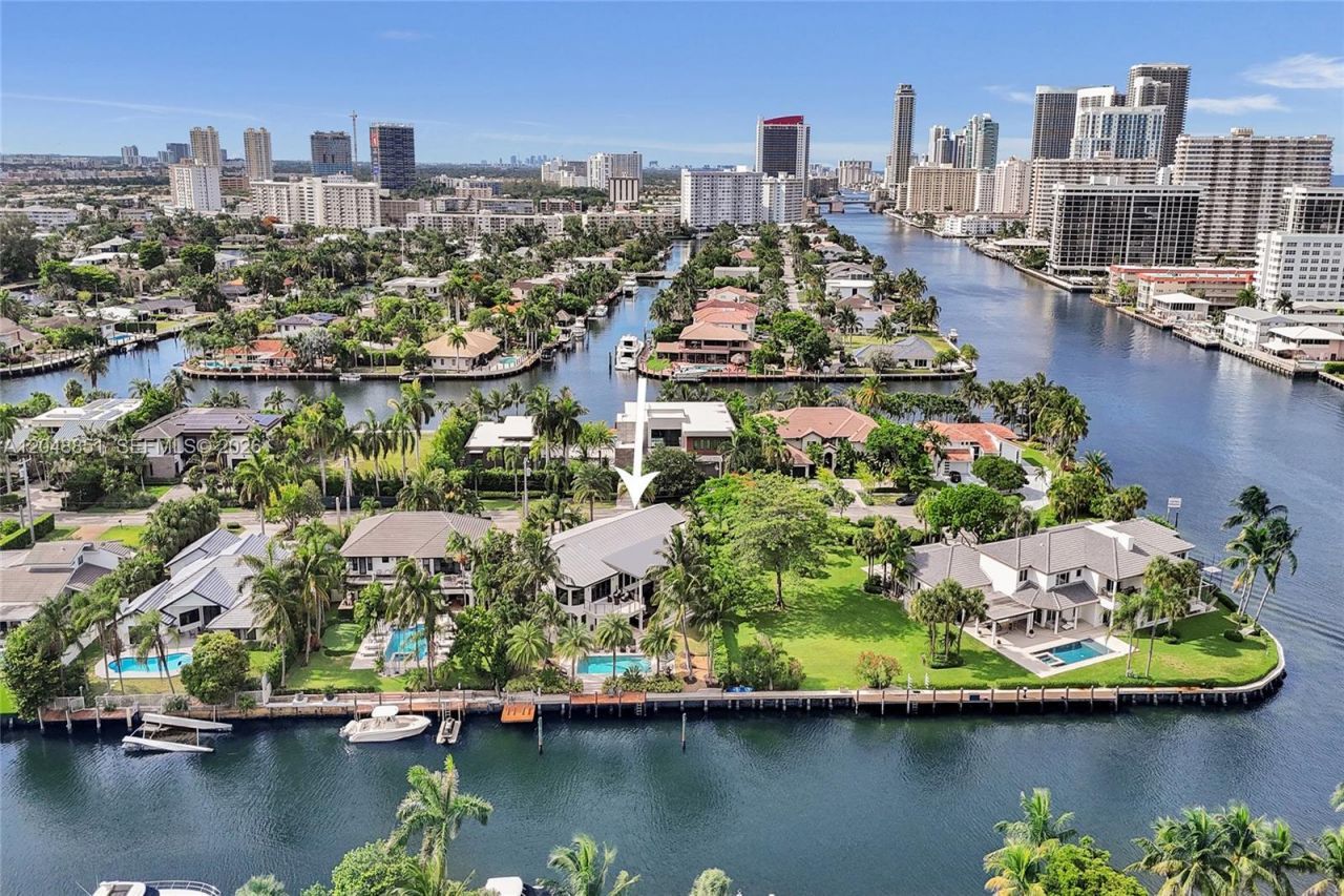 113 Holiday Dr, Hallandale Beach, FL 33009 Photo