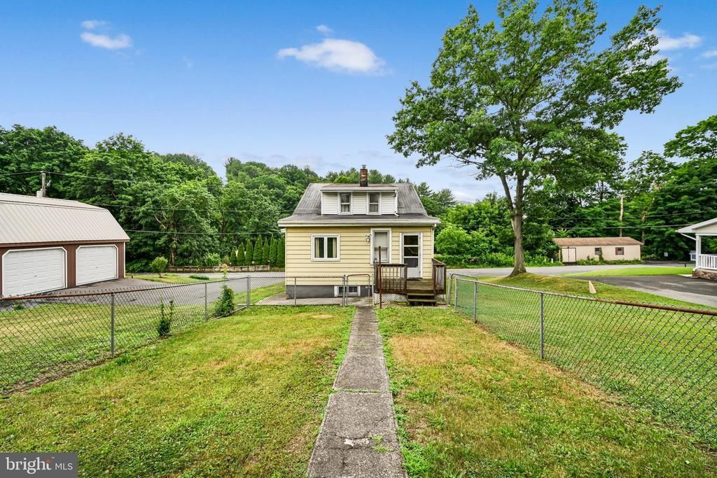 810 E Norwegian Street, Pottsville, PA 17901 Main Photo