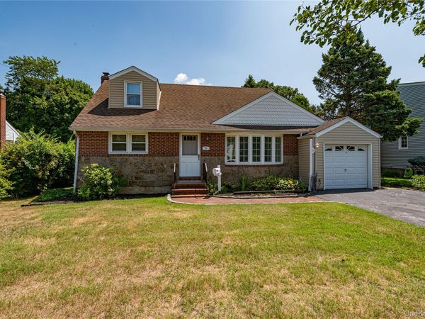 21 Langdon Road , Farmingdale, NY 11735