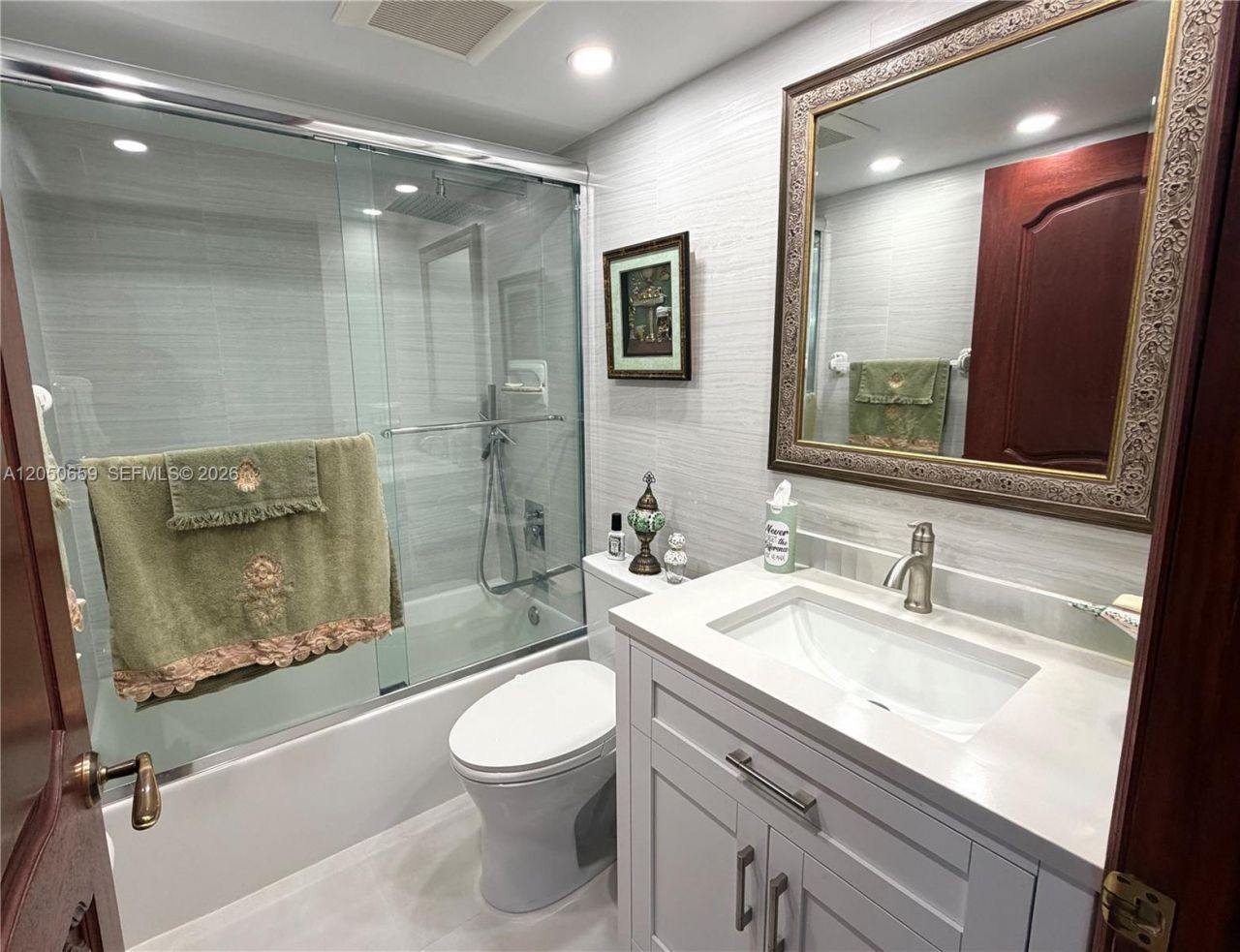 3200 Collins Ave , Unit 10-1, Miami Beach, FL 33140 Photo