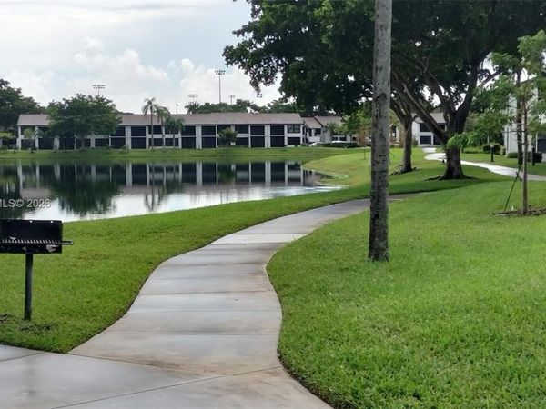 212 Lake Pointe Dr, Unit 307, Oakland Park, FL 33309