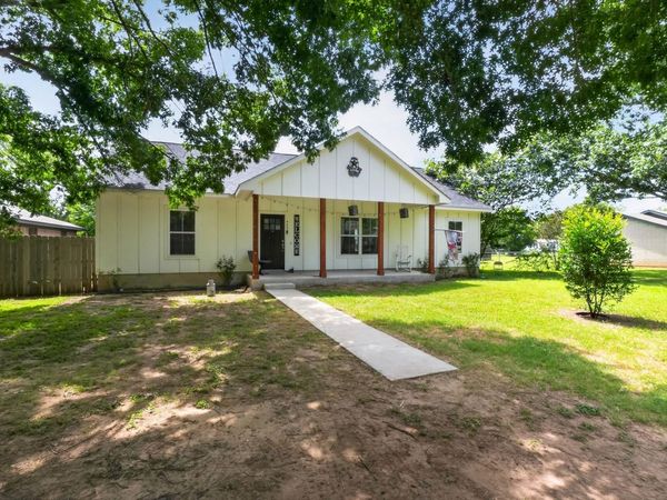 403 Lynch ST, Smithville, TX 78957