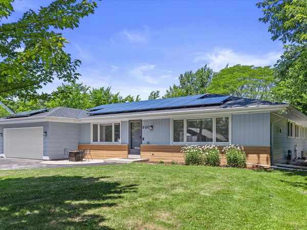 800 E Dean Rd, Fox Point, WI 53217