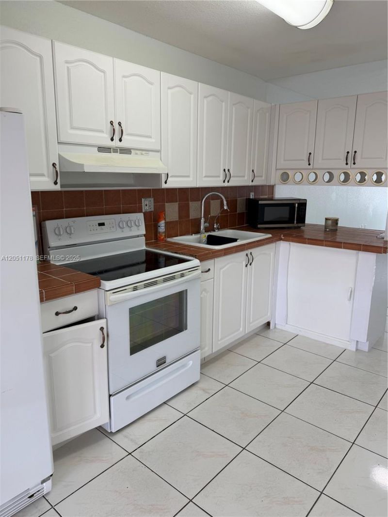9069 NW 121st Ter, Unit 81, Hialeah Gardens, FL 33018 Photo